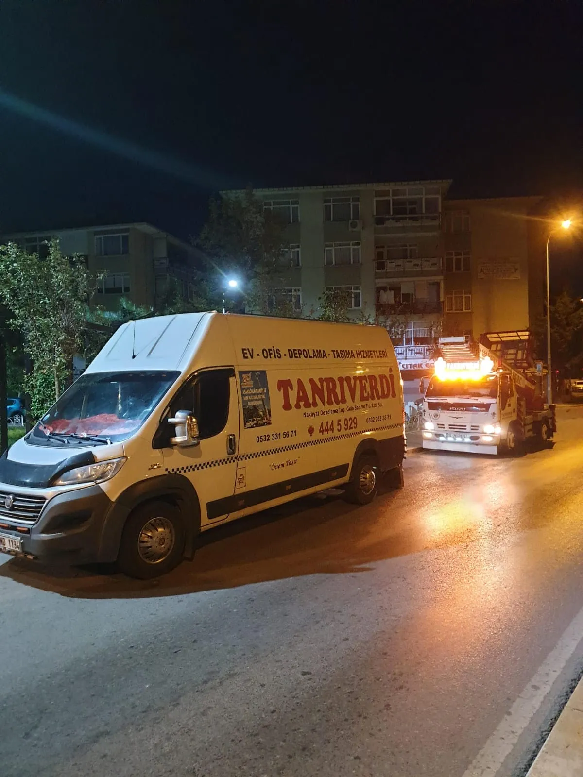 Geniş hacimli eşyaların dış cephe hidrolik asansör sepetiyle güvenli taşınması