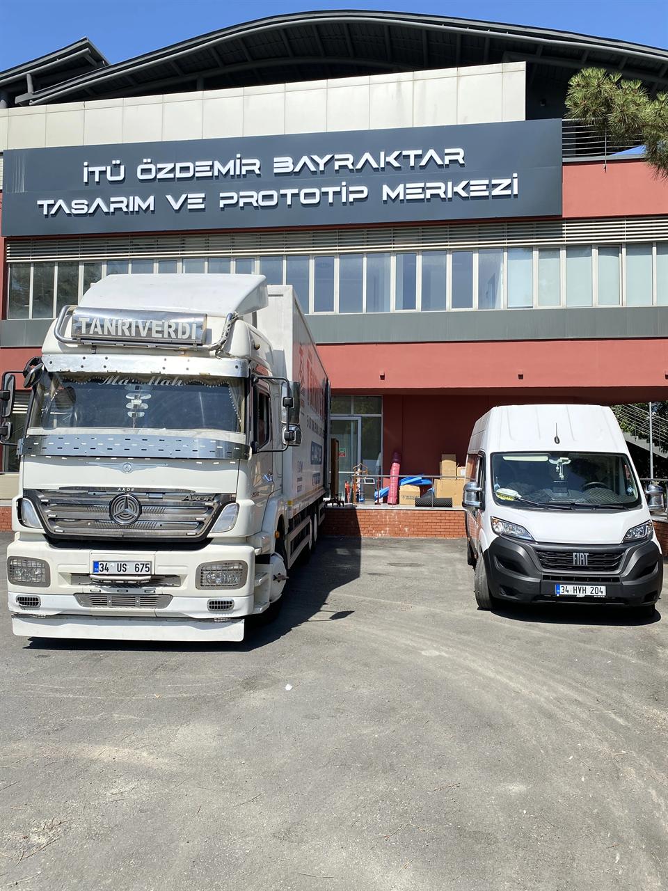 Açık ofis çalışma masaları ve yönetici mobilyalarının hafta sonu sıfır iş kaybıyla taşınması